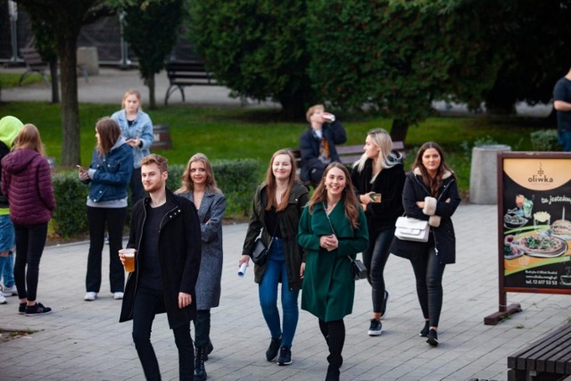 Kredyt studencki – co trzeba wiedzieć
Może zdarzyć się tak, że mimo oszczędnego podejścia do wydatków i tak nasz budżet okaże się niewystarczający, by pokryć wszystkie koszty życia w innym mieście. Co wtedy robić? Od razu nasuwa się na myśl, że najlepszą opcją będzie znalezienie płatnego zajęcia. O ile wybrane studia nie są bardzo wymagające, warto spróbować tego rozwiązania. Jednak nie każdy student ma taką możliwość i czasem wręcz niemożliwe jest pogodzenie nauki z pracą. Wyjściem takiej sytuacji mogą być stypendia: zarówno te socjalne (dla studentów z gorszą sytuacją materialną) oraz rektorskie (dla żaków osiągających najlepsze wyniki w nauce). To kwestia indywidualna – uczelnie mają własne zasady przyznawania stypendium i trzeba pamiętać o tym, że tylko wybrane są dla studentów pierwszego roku.