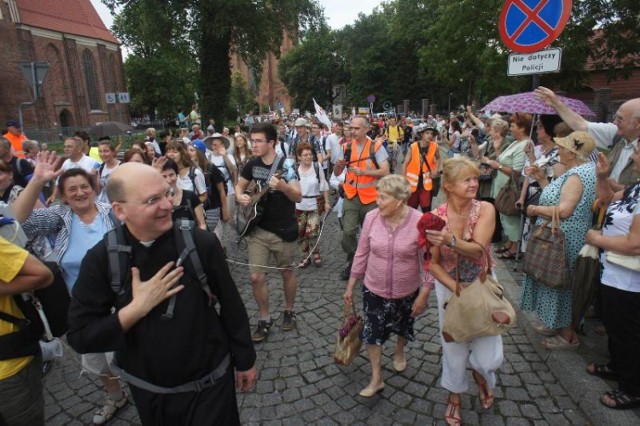 Poznańska Piesza Pielgrzymka na Jasną Górę w poniedziałek rano opuściła Ostrów Tumski