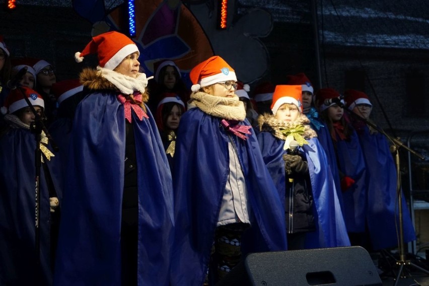 Kolędowanie na kieleckim Rynku. Śpiewali uczniowie szkoły podstawowej 