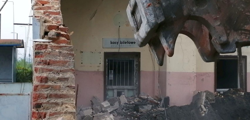 Wyburzają budynek dworcowy na wieluńskim "Giewoncie" ZDJĘCIA, WIDEO
