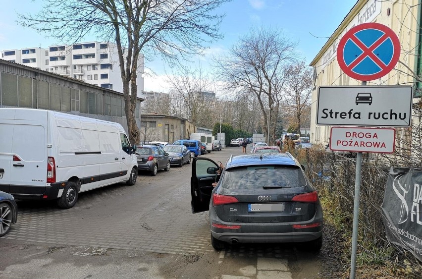 Kraków. Tak parkują samochody przed  Urzędem Marszałkowskim [ZDJĘCIA]