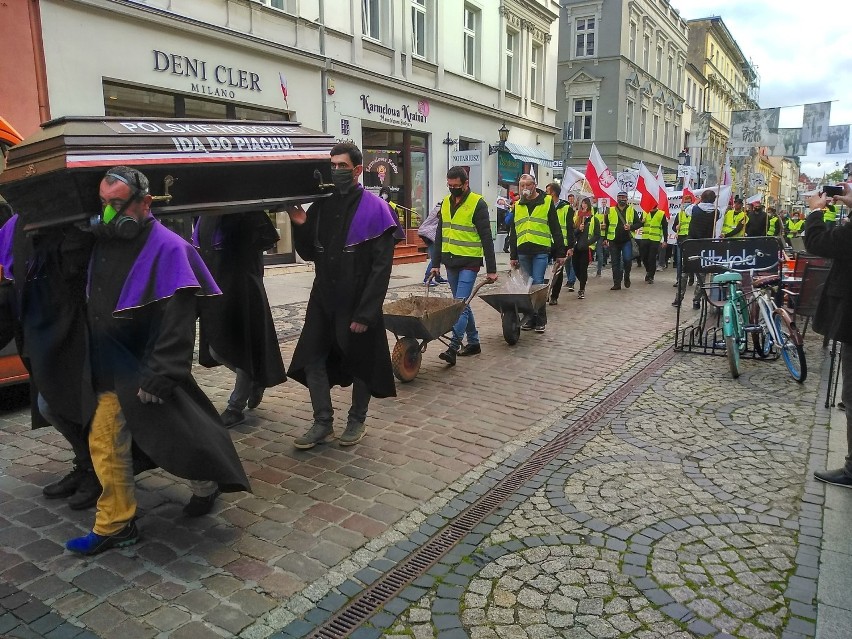 Protesty rolników w regionie. Manifestacje, utrudnienia i... obornik dla posłów