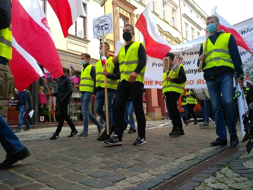 Protesty rolników w regionie. Manifestacje, utrudnienia i... obornik dla posłów