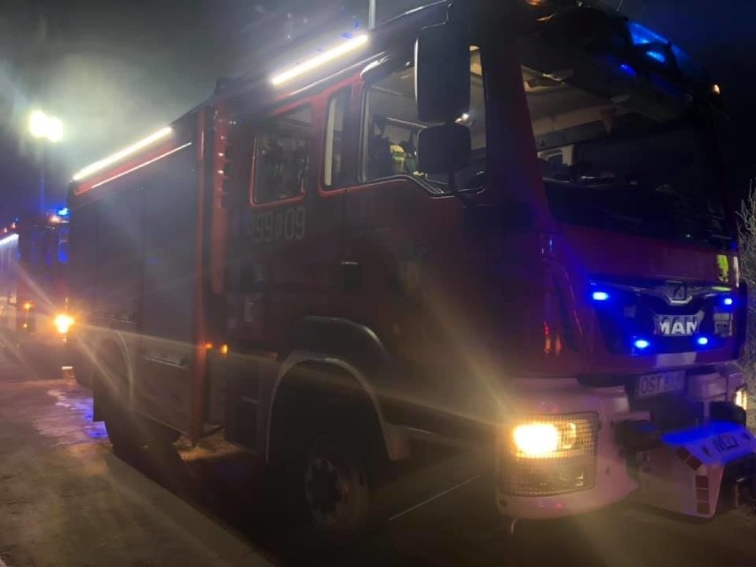 Pożar w Żędowicach. Strażacy z płonącego budynku ewakuowali dzieci. Z ogniem walczyło 8 zastępów straży pożarnej
