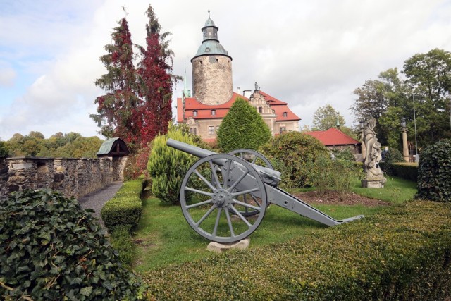 Majówka to idealny czas na zwiedzanie pięknych zamków w Polsce. Warto wybrać się na wycieczkę do Zamku Czocha oraz do zamku w Czersku. Sprawdzamy jakie atrakcje czekają na odwiedzających te warownie w długi majowy weekend.