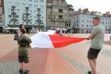 Bytomianie świętowali Dzień Flagi. Na bytomskim rynku rozłożyli wielką, biało-czerwoną flagę i ułożyli ją w kształt serca. Zobaczcie ZDJĘCIA