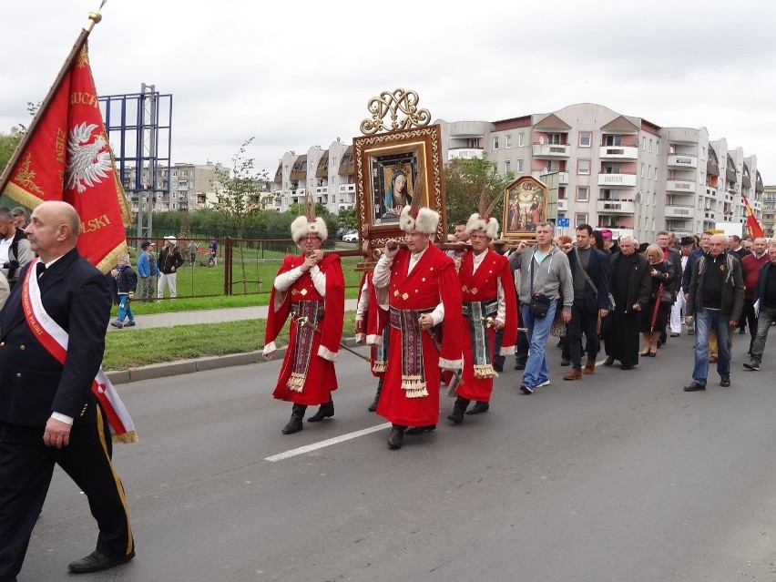 Pielgrzymka przemierzyła ulice Międzyrzecza.