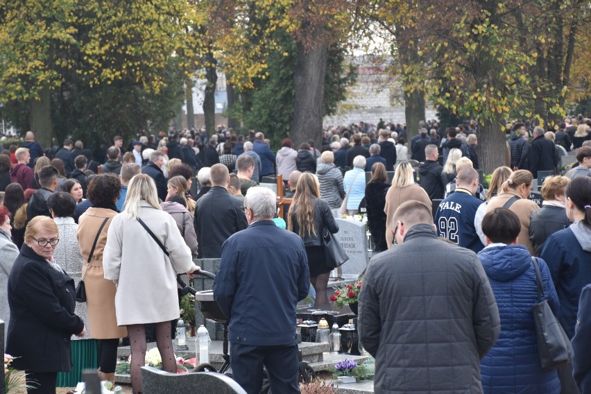 Wolsztyn: Tłumy ludzi na cmentarzu. Obchody uroczystości Wszystkich Świętych