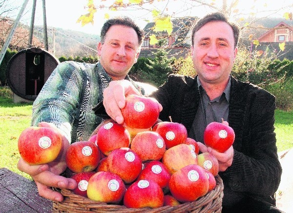 Krzysztof Maurer (z lewej) i Janusz Klag przekonują, że jabłko łąckie to coś wyjątkowego