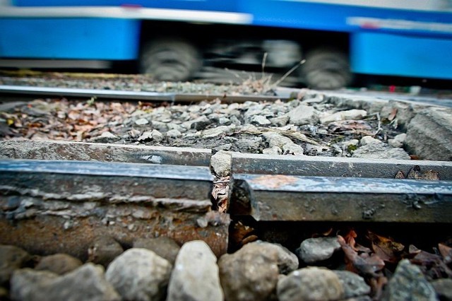 Pęknięcie szyny tramwajowej na ul. Olszewskiego, między ul. Chełmońskiego i Piramowicza