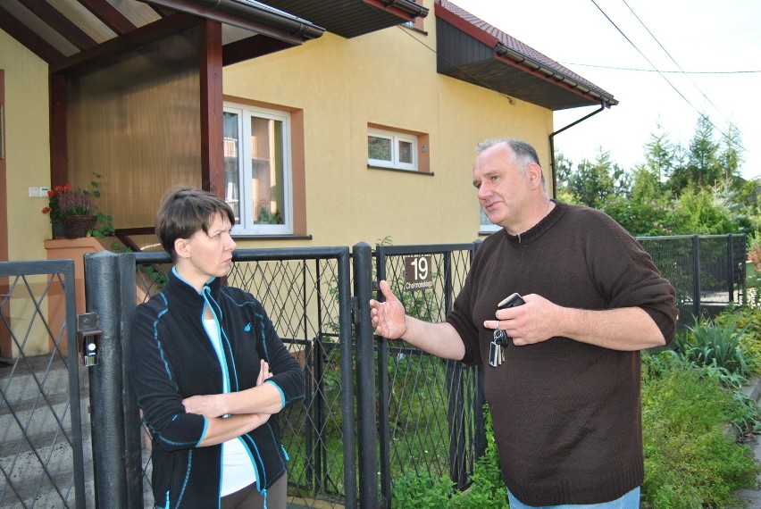 Roman Madejski przed domem państwa Gawronów. Tu  znajduje...