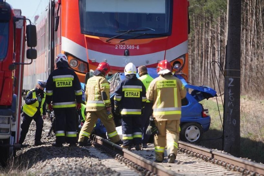 Tragiczny wypadek w Rożnowie. Kobieta wjechała wprost pod nadjeżdżający pociąg [AKTUALIZACJA]