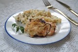 „Miłość syreny”, czyli ryba na piątkowy obiad. Poznaj przepis na pieczonego łososia z aromatyczną cebulą. Znakomite danie na lekki lunch