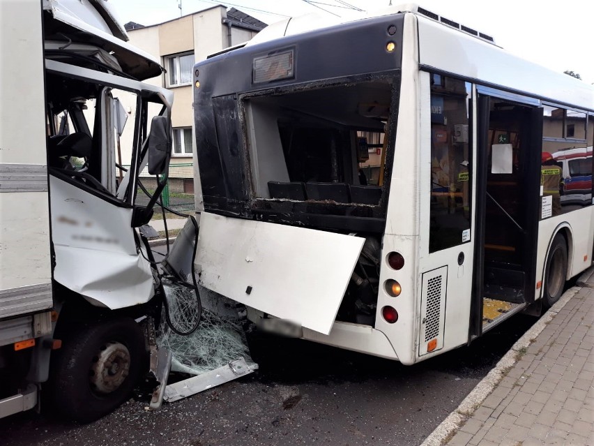 Samochód dostawczy uderzył w autobus. Sześć osób zostało...