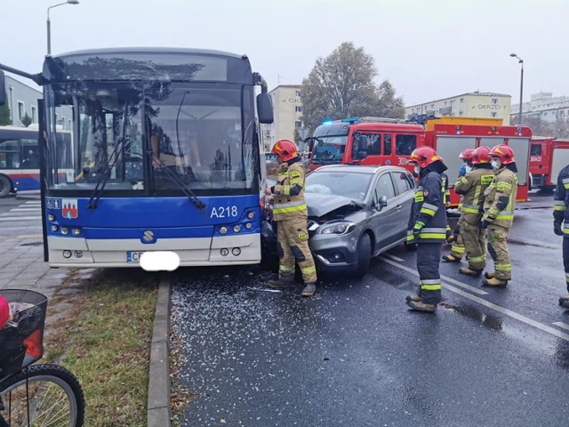 Zderzenie autobusu i auta osobowego na skrzyżowaniu ulic Szubińskiej i Schulza w Bydgoszczy