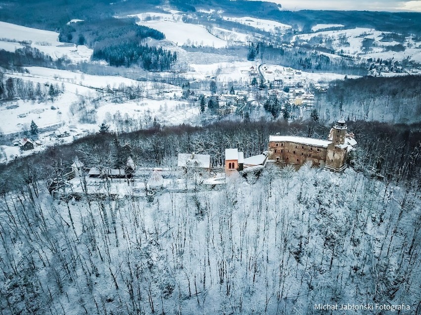 Zamek Grodno w Zagórzu Śląskim góruje nad Jeziorem...