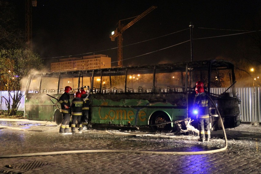 Wrocław: W niedzielną noc na Sieradzkiej spłonął autobus (ZDJĘCIA)