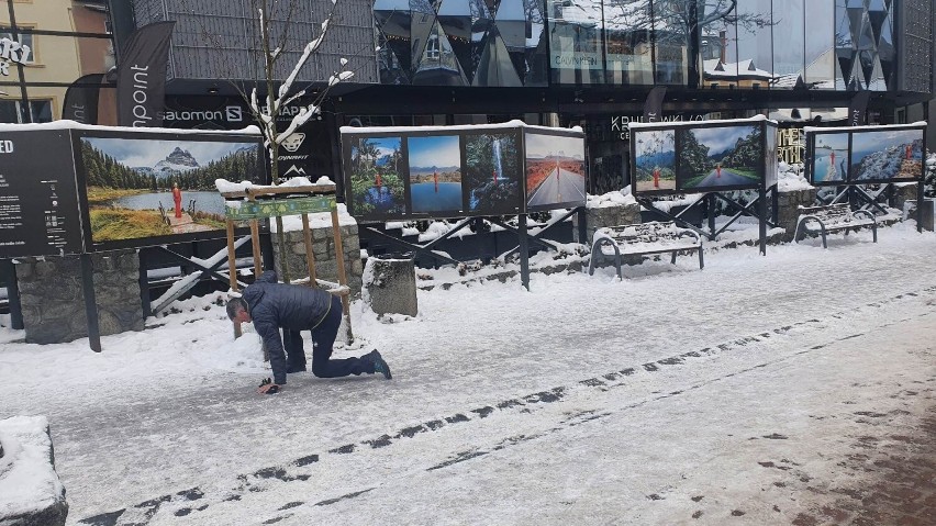 Zakopiańskie Krupówki pełne śniegu i turystów