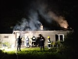 Nocny pożar w Jantarze. Ogień gasiło kilka jednostek straży pożarnej