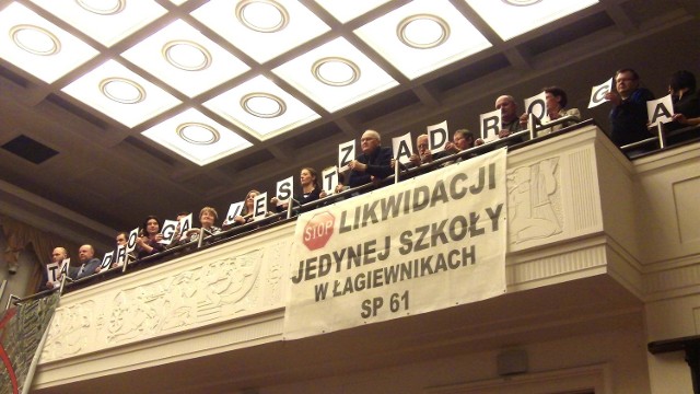 "Ta droga jest za droga" - z takim hasłem w dłoniach ustawili się w środę na balkonie sali obrad Rady Miasta mieszkańcy Radogoszcza