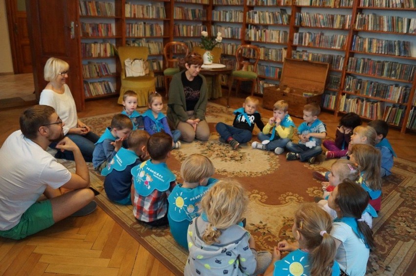 Dzieci z przedszkola Promyczek odwiedziły bibliotekę