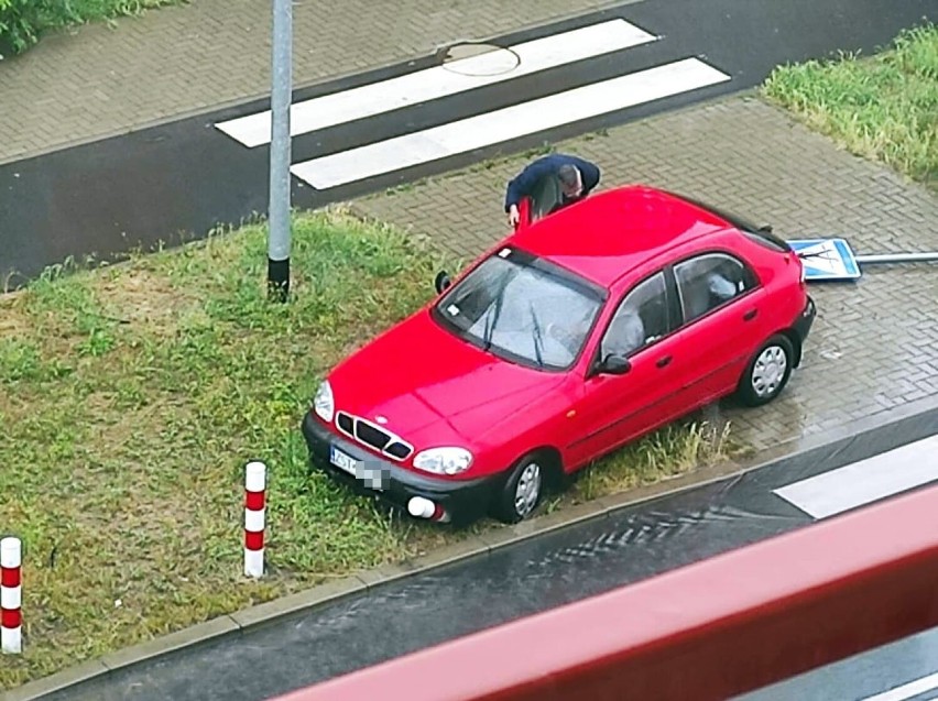 Ul. Wieniawskiego. Skosił lanosem słupki i znak drogowy. 69-latek miał 2 promile alkoholu. Stracił prawo jazdy