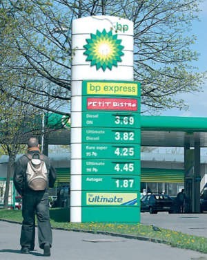 Wczoraj na stacjach za litr benzyny bezołowiowej95-oktanowej trzeba było zapłacić nawet 4,25 zł.