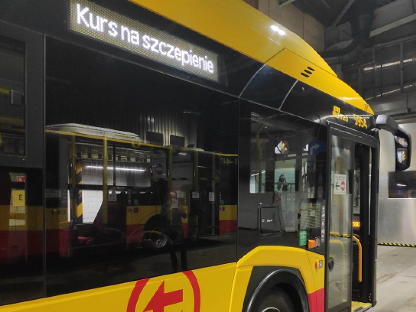 Warszawa uruchamia specjalną linię autobusową 902. Będzie przewozić seniorów do punktu szczepień na Stadionie Narodowym