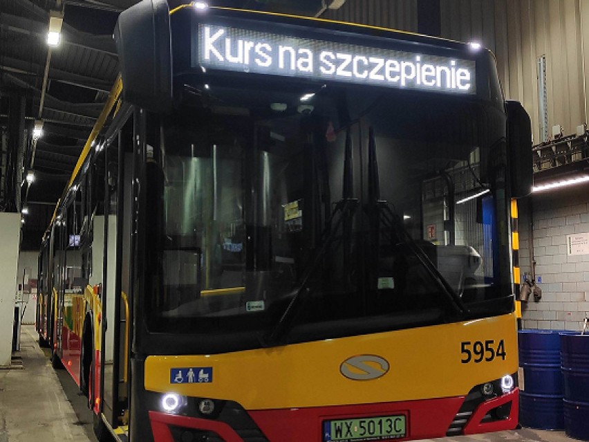 Warszawa uruchamia specjalną linię autobusową 902. Będzie przewozić seniorów do punktu szczepień na Stadionie Narodowym
