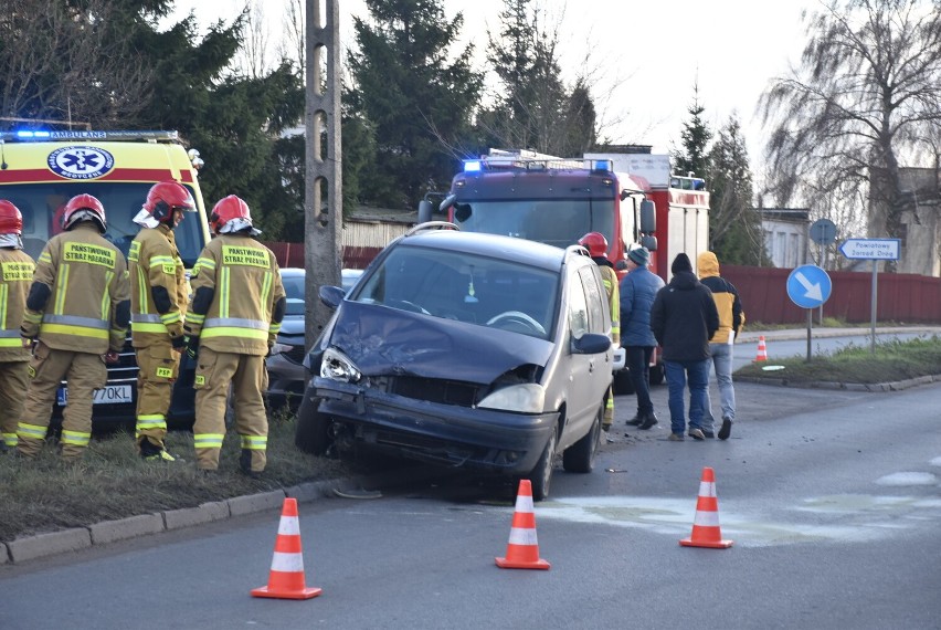 Aleje Reymonta. Zderzenie dwóch aut osobowych. Jedna osoba poszkodowana [FOTO]