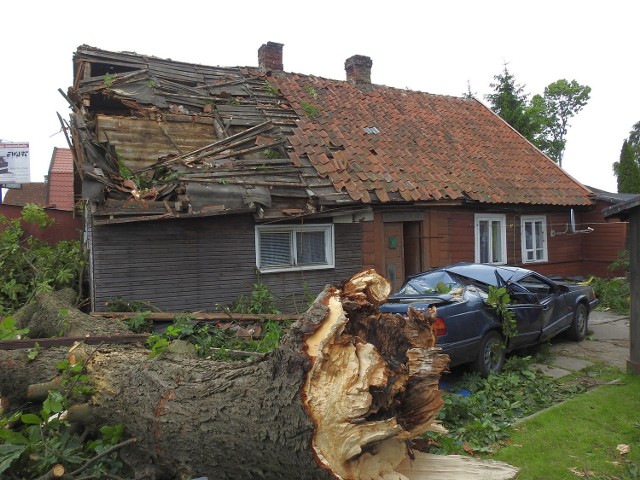Podczas burzy wiatr połamał drzewo, które spadło na dom i samochód