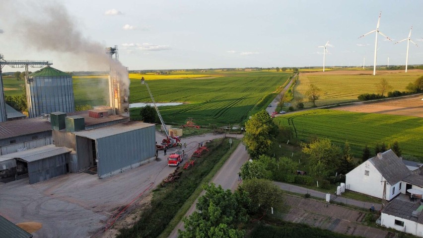 Pięć zastępów straży pożarnej walczy z pożarem silosu w...