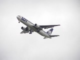 Awaryjne lądowanie Boeinga 767. Kapitan Wrona bohaterem na Facebooku