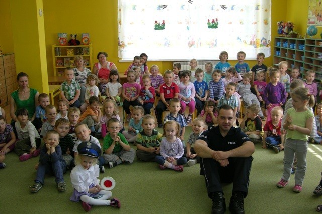 Policjanci w przedszkolu nr 1 w Ropczycach [zdjęcia]
