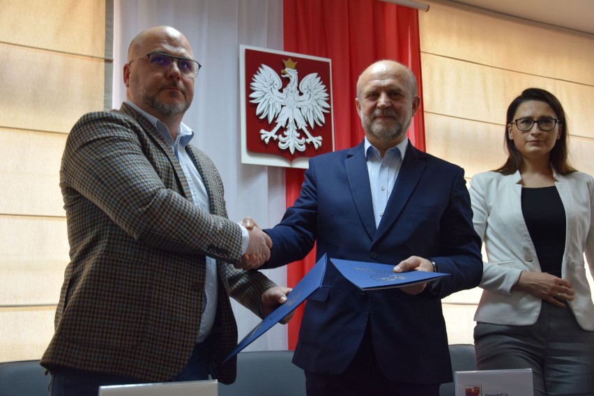 Podpisanie umowy - od lewej Przemysław Kowalczyk z firmy...