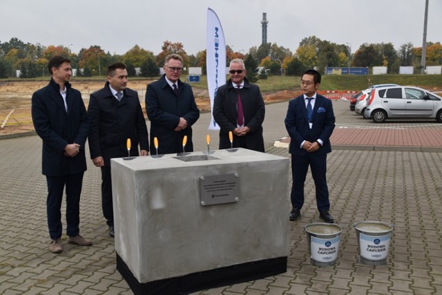 Uroczystość wmurowania kamienia węgielnego w Capchem Śrem. Wydarzenie przypieczętowało działalność chińskiej firmy w Śremie