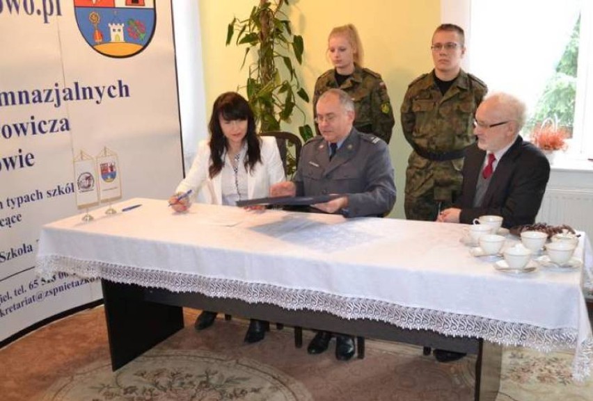 ZSP w Nietążkowie - podpisanie umowy z bazą lotnictwa w...