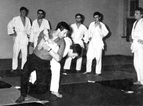 Czarno-białe zdjęcie z walki Aleksandra Leńczuka (od lewej)