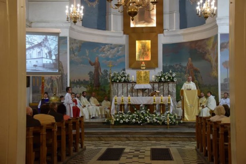 Można zamówić mszę również o godzinie spoza porządku mszy.