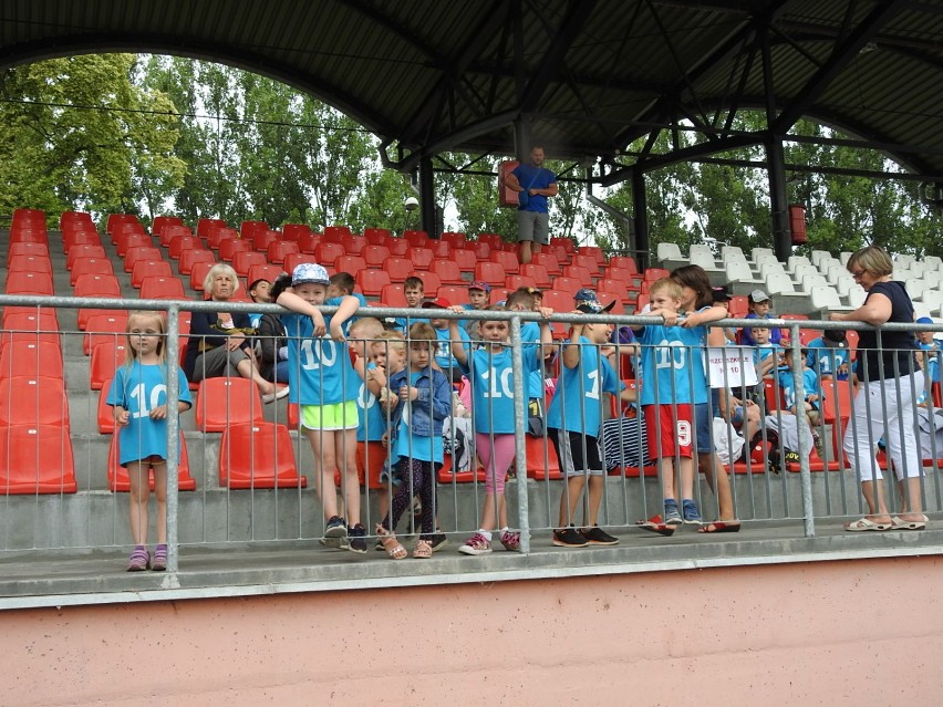 Łomża. Przedszkolaki na miejskim stadionie świętowały dzień sportu [WIDEO, ZDJĘCIA]