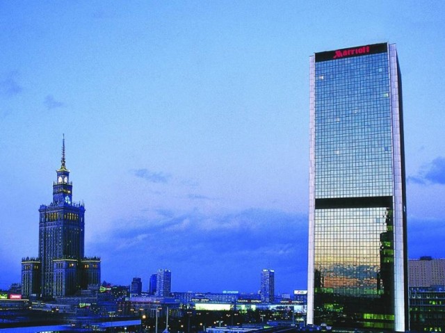 Marriott, a właściwie Centrum LIM ma w tej chwili 140 metrów do dachu. Zgodnie z nowym planem zostanie podwyższony o 20 metrów. Wieżowiec powstał w 1989 po dwunastu latach budowy. Był to pierwszy hotel amerykańskiej sieci w Polsce.

Zobaczcie też: Tak wygląda Warszawa z 40. piętra hotelu Marriott. Zapiera dech!
