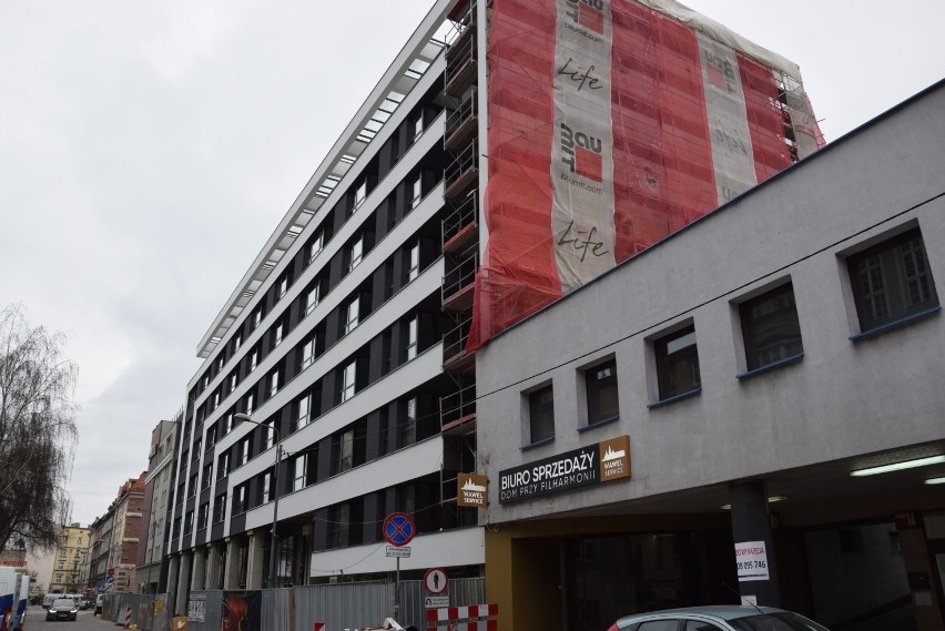 Apartamentowiec przy Opolskiej prawie gotowy. To Dom przy Filharmonii ze 105 mieszkaniami, ogrodem na dachu i biało-czarną elewacją