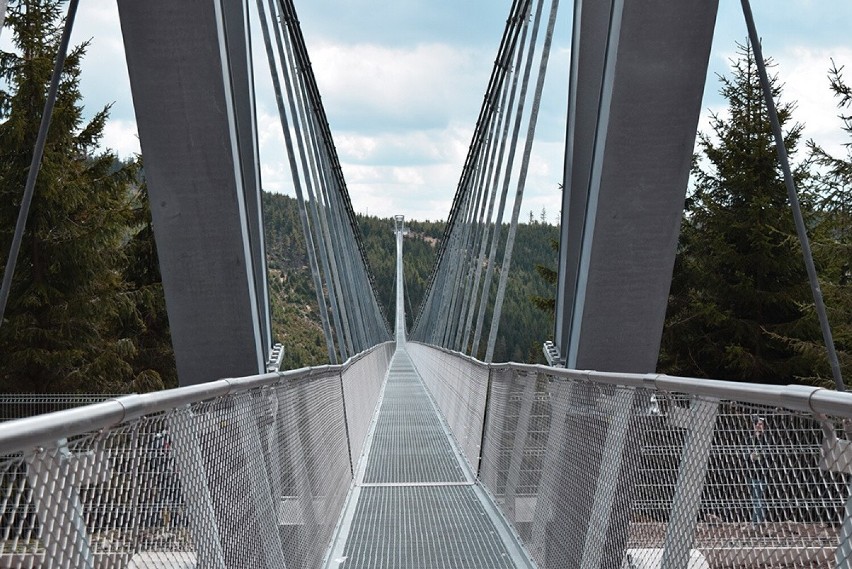 Najdłuższy wiszący most na świecie znajduje się tuż za...