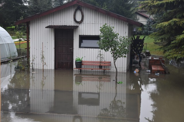 Podwórka mieszkańców ul. Skalnej i Rudzkiej są zalewane przy każdych ulewnych opadach deszczu.