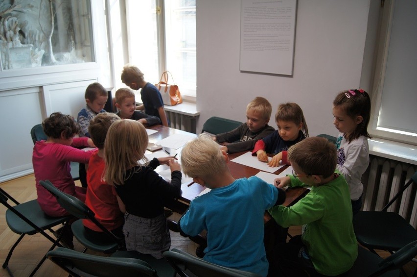 Dzieci mają lekcje w muzeum w Kutnie