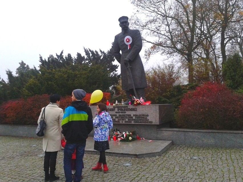 Ppod pomnikiem Józefa Piłsudskiego