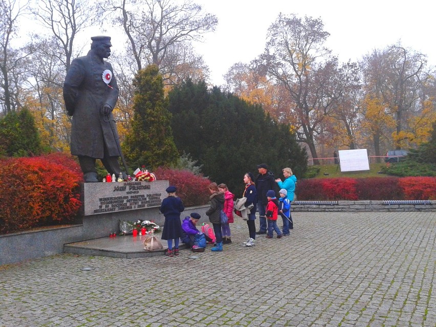 Kwiaty pod pomnikiem Józefa Piłsudskiego w Toruniu