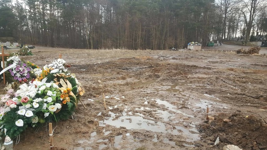 Cmentarz w Sokółce. Zamiast alejek do grobów, jest błotne trzęsawisko (zdjęcia) 