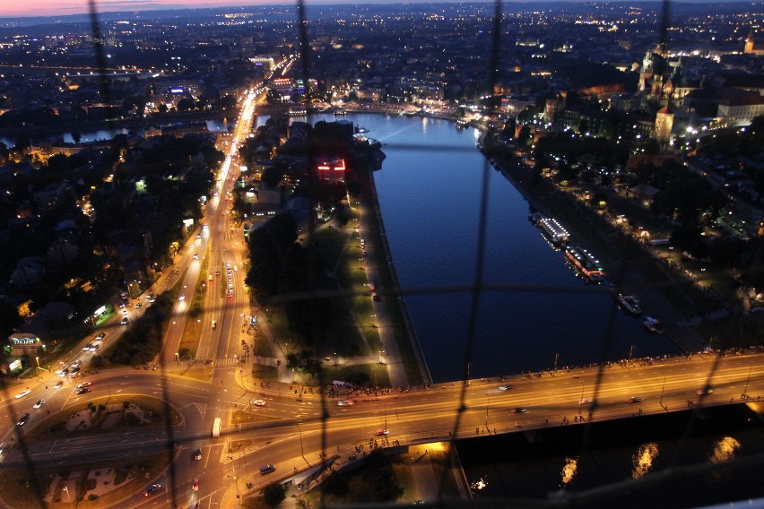 Kraków: balon już lata nad Wisłą. Na razie trwają testy bez pasażerów [ZDJĘCIA]