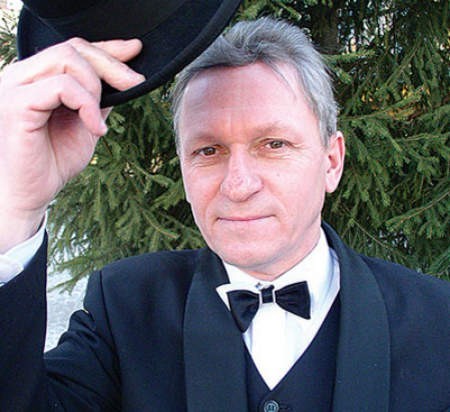 Marcjan Gepfert zaprasza na bal bez alkoholu i papierosów. Wojciech Trzcionka